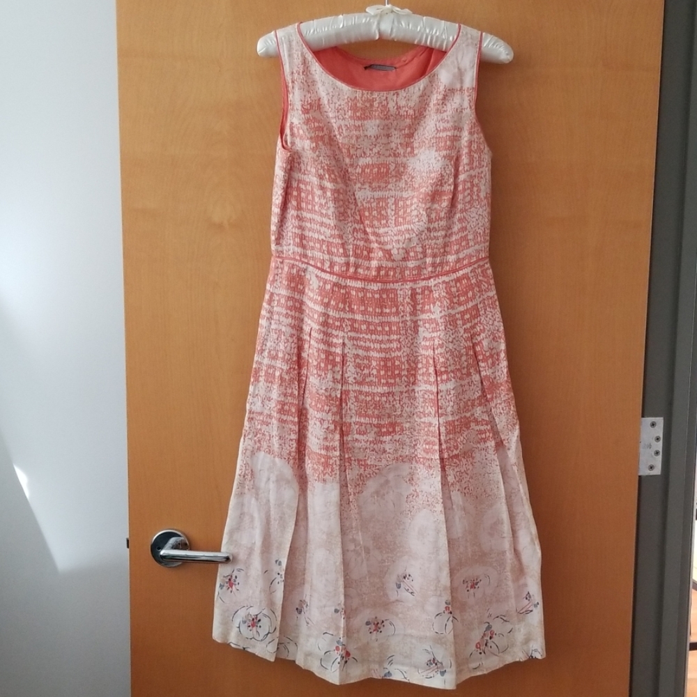 Elie Tahari Feminine and Floral Dress